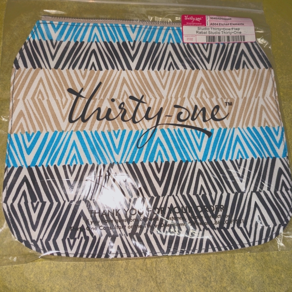 Thirty-One Geometric Pattern purse flap Etched Elements pattern